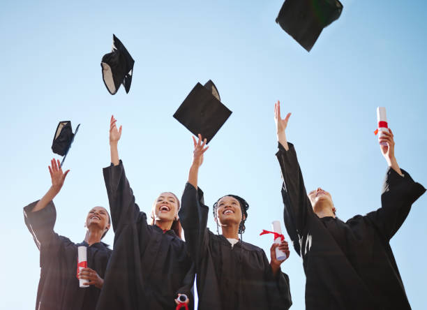 célébration de la réussite de l’objectif de remise des diplômes, des étudiants et de l’éducation avec des femmes heureuses excitées coup de chapeau de victoire. l’université, la motivation et les amis obtiennent leur diplôme ensemble, une r� - mortar board child female people photos et images de collection