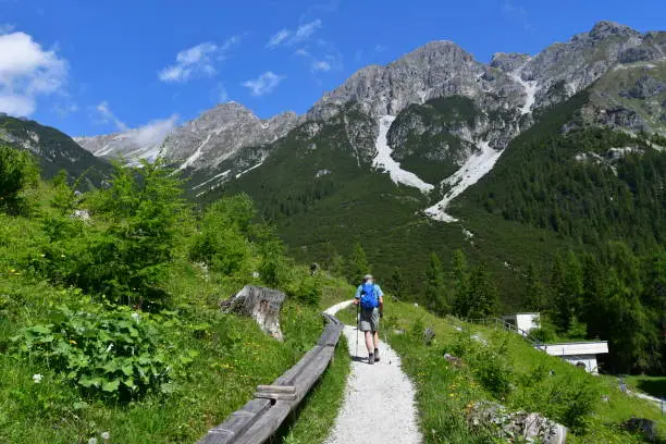 Mann wandert im Stubaital in Tirol
