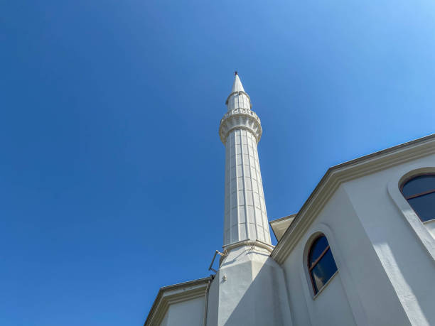 mezquita islámica nueva moderna blanca árabe grande musulmán para las oraciones con una torre alta en un turista cálido tropical oriental país del sur centro turístico - sunset in islamic country fotografías e imágenes de stock