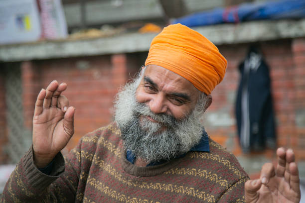 um homem agradável na rua em nova delhi - human face india new delhi traditional culture - fotografias e filmes do acervo