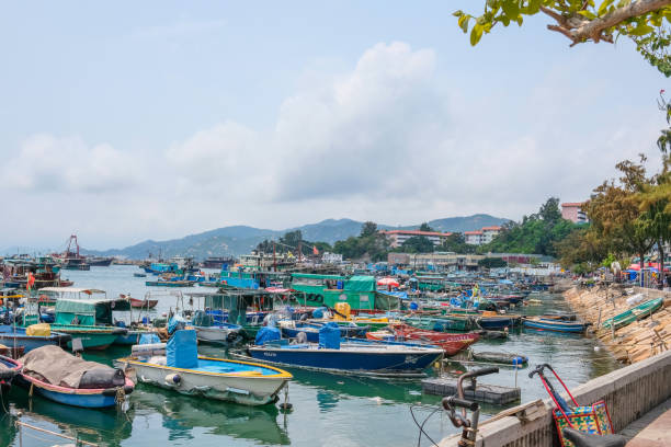 barcos de pesca atracados en el muelle de cheung chau, hong kong - clear sky hong kong island hong kong china fotografías e imágenes de stock