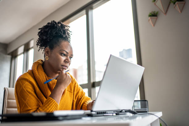 mujer negra que trabaja desde la oficina en casa - computers fotografías e imágenes de stock