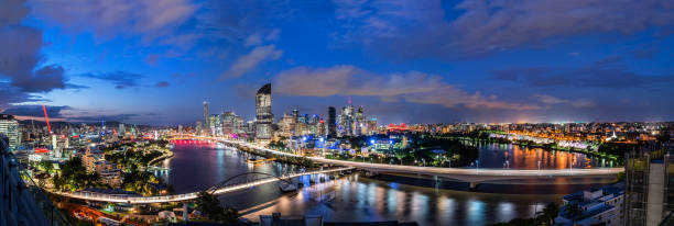 ciudad de brisbane panorama del río brisbane nocturno - brisbane fotografías e imágenes de stock