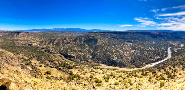 los alamos, nm: widok w kierunku santa fe, rio grande river - rio grande new mexico river valley zdjęcia i obrazy z banku zdjęć