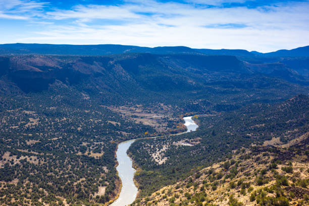 los alamos, nm: vista verso santa fe, fiume rio grande - rio grande new mexico river valley foto e immagini stock