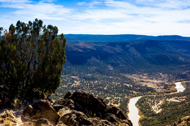 лос-аламос, нью-мексико: вид на санта-фе, река рио-гранде - rio grande new mexico river valley стоковые фото и изображения