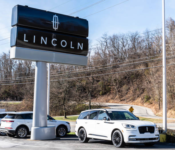 A dealership in Monroeville, Pennsylvania, USA with a Lincoln Aviator for sale stock photo