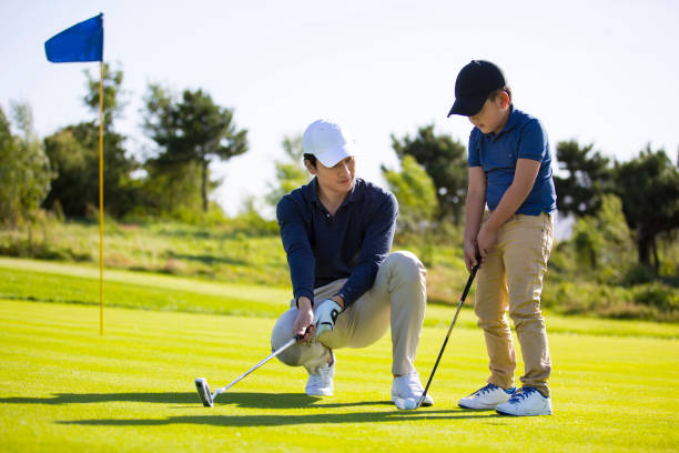 Suitable for golf, golf coach, sports, family, parent-child, noble sports, hobby cultivation, business and leisure, weekend activities, holidays, vacation, rich people's life, high consumption print advertising.