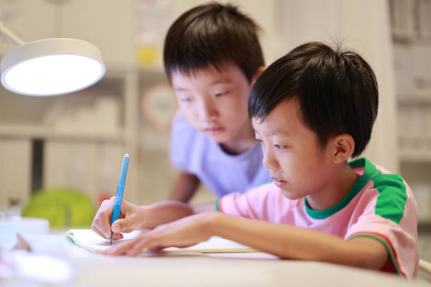маленький мальчик живописи и письма - reading and writing little boys reading asian ethnicity стоковые фото и изображения