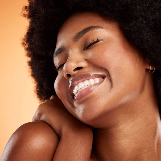 maquiagem natural, beleza e cuidados com a pele, rosto e pele de mulher negra, publicidade em cosmetologia e fundo de estúdio. africano, brilho feliz e fresco, cosméticos e cuidados faciais tratamento marketing close-up. - beautiful the human body body care close up - fotografias e filmes do acervo