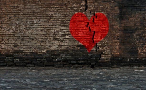 coração vermelho em uma parede rachada - brick wall paving stone brick wall - fotografias e filmes do acervo