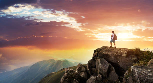 male backpacker standing on the top of mountain - sunrise asia china climbing imagens e fotografias de stock