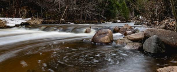 middle st. vrain creek, raymond (colorado) - st vrain photos et images de collection