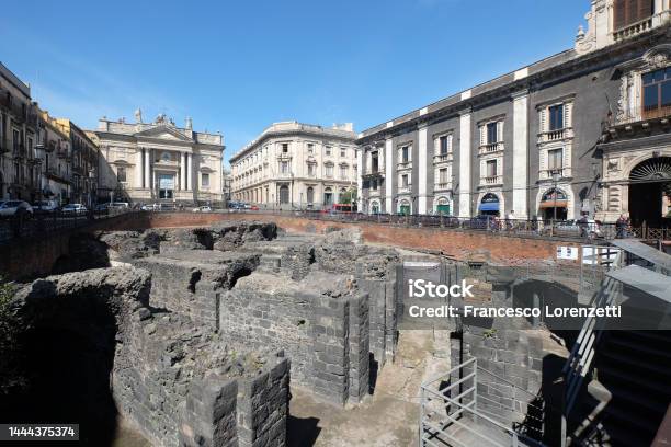 Anfiteatro Romano En La Piazza Stesicoro Catania Italia Antigua Ciudad De Sicilia Foto de stock y más banco de imágenes de Aire libre