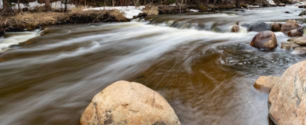 middle st. vrain creek, raymond (colorado) - st vrain photos et images de collection