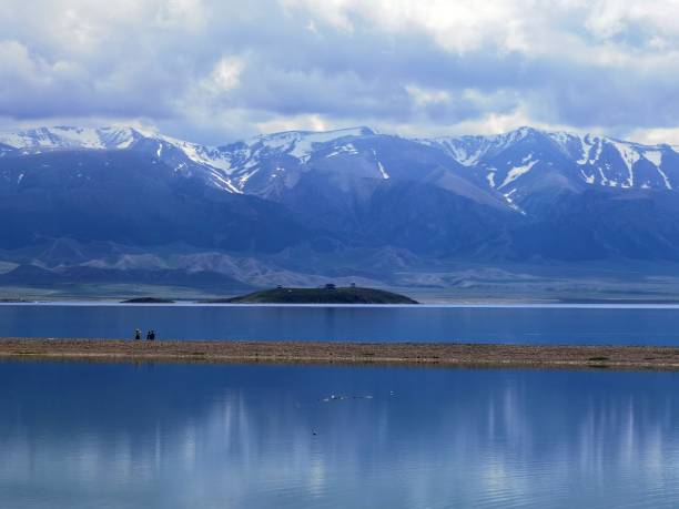 natural view of the calm sayram lake and mountain landscape - 塞里木湖 個照片及圖片檔
