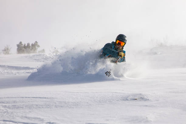 narciarz backcountry jeżdżący w głębokim puchu w mroźny zimowy dzień - skiing winter sport powder snow athlete zdjęcia i obrazy z banku zdjęć