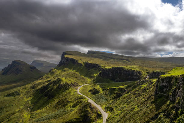 quiraing, шотландия, остров скай,-лейк-хаско и-лейк-фада, портри, великобритания, европа, горные горы - trotternish стоковые фото и изображения