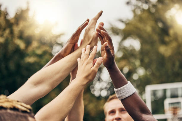 basquetebol, vencedor e mãos, equipa high five para jogo ao ar livre. objetivo: sucesso, diversidade e vitória para o esporte masculino. trabalho em equipe, diversidade e apoio, amigos na quadra de basquete junto com o treinador - desporto - fotografias e filmes do acervo