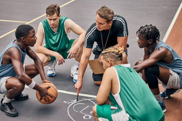 Basketball, team and sport teamwork coach match planning of a fitness exercise and game. Motivation, athlete training and sports workout of people ready to start cardio together on a outdoor court entrenador de baloncesto, equipo y equipo de trabajo en equipo planificación de un ejercicio de fitness y juego. la motivación, el entrenamiento del atleta y el entrenamiento deportivo de las personas comienzan la estrategia de juego juntos en una cancha