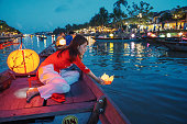 frau-in-vietnamesischer-kleidung-von-ao-dai-sightseeing-bootsfahrt-und-schwimmender.jpg?b=1&s=170x170&k=20&c=OAXUlYf1WDCYv6zQfigXqyVclAQ7ZX5AILdtExkhijc=