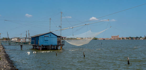 рыбацкая хиж�ина с сетью в италии - fishing hut стоковые фото и изображения