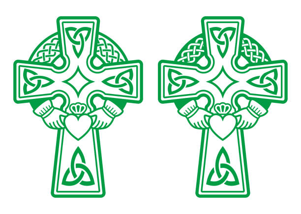 irisches keltisches grünes kreuz mit claddagh-ring - herz und hände vektor-design-set - st. patrick's day feier in irland - irish cross stock-grafiken, -clipart, -cartoons und -symbole