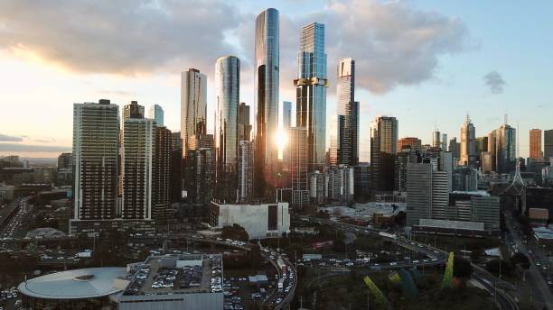 melbourne city skyline bei sonnenuntergang - melbourne stock-fotos und bilder