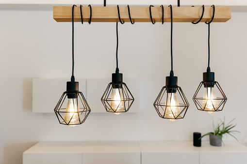 Lámparas colgantes retro con bombillas en la oficina photo