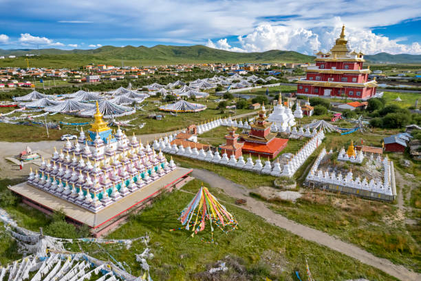 templo tibetano en el condado de hongyuan, provincia de sichuan - tibetan buddhism fotos fotografías e imágenes de stock