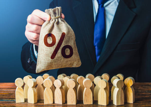 A businessman offers a bag with percent symbol to people. Favorable investment offer. Deposit. Loan interest rate. Collection of taxes. Dividend payment. Financial support. Retirement savings. un hombre de negocios ofrece una bolsa con el símbolo de porcentaje a las personas. oferta de inversión favorable. depósito. tasa de interés del préstamo. recaudación de impuestos. pago de dividendos. apoyo financiero. ahorros para la jubilación.