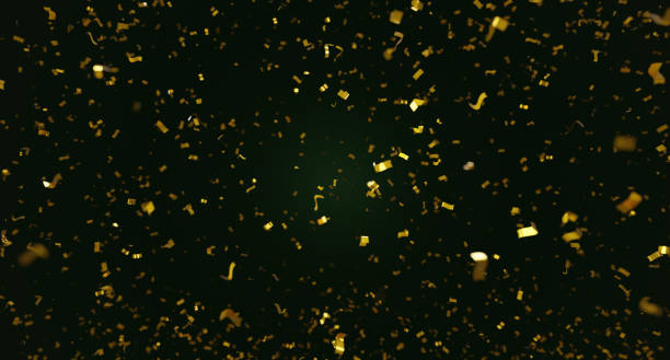 золотые ленты, праздничный блеск на темно-зеленом фоне, 3d рендеринг. цифровая иллюстрация золотых конфетти на изумрудном фоне - новогодний фон стоковые фото и изображения