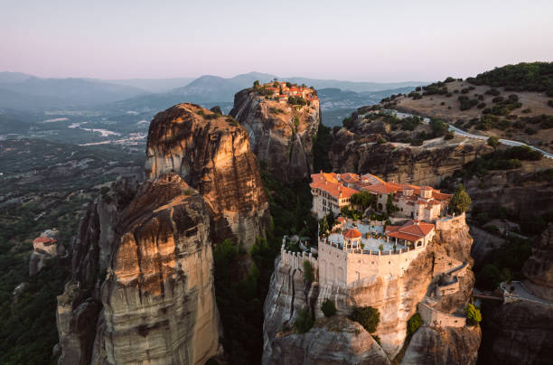 vista aerea del drone del monastero a meteora, grecia alba del tramonto dell'ora d'oro - kalambaka foto e immagini stock