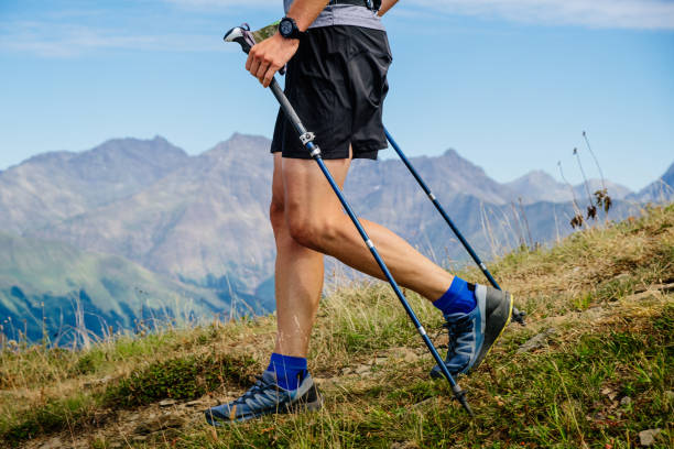 athlète masculin en gros plan avec des bâtons de trekking - nordic running photos et images de collection