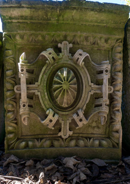 antiguas piedras talladas en el jardín botánico de coimbra - sculpture gothic style grave spooky fotografías e imágenes de stock