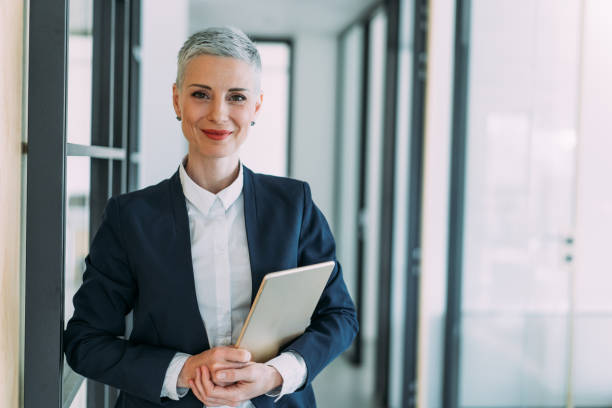 donna d'affari fiduciosa in un ufficio moderno. - sales agent foto e immagini stock