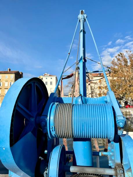 grue bleue pour le levage de bateaux - crane shipyard construction pulley photos et images de collection