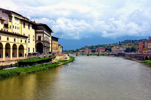 вид на реку арно во флоренции - renaissance period стоковые фото и изображения