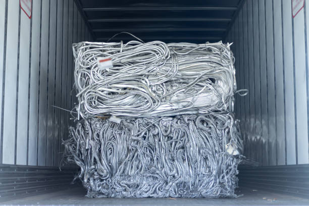 reciclagem de alumínio. transporte de metais - recycling center junkyard car scrap metal - fotografias e filmes do acervo