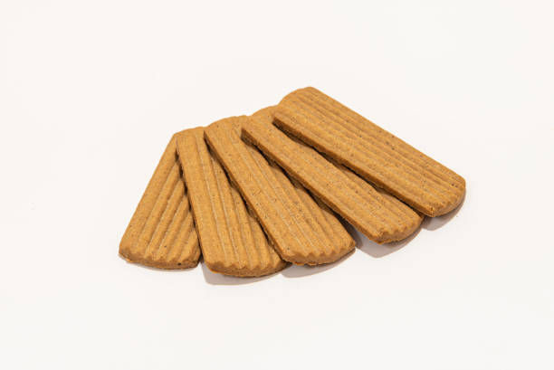 biscoitos de gengibre de natal isolados em fundo branco - isolated on white baked bakery biscuit - fotografias e filmes do acervo