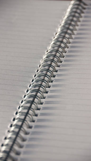 metaliczna spirala w notebooku - paper blank white page zdjęcia i obrazy z banku zdjęć
