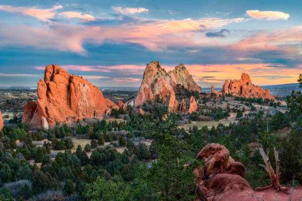 atardecer sobre garden of the gods park en colorado springs - garden of the gods fotografías e imágenes de stock