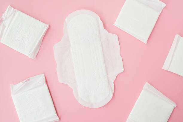 molti assorbenti su sfondo rosa - sanitary napkin foto e immagini stock