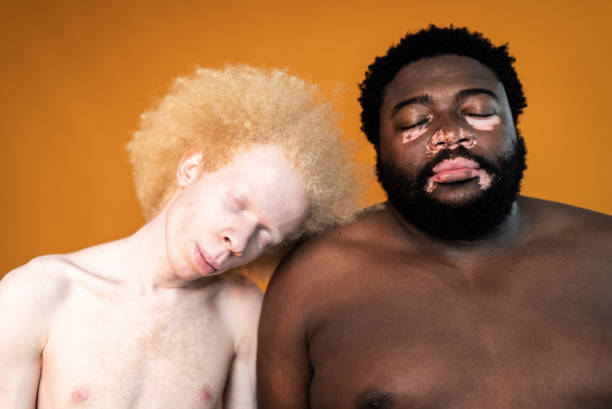 amigos masculinos sobre fondo naranja - shirtless men bizarre male fotografías e imágenes de stock