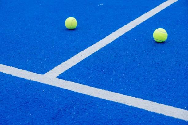 파란색 패들 테니스 코트, 네트 근처의 공과 중앙선 - tennis artificial turf playing field sports venue 뉴스 사진 이미지
