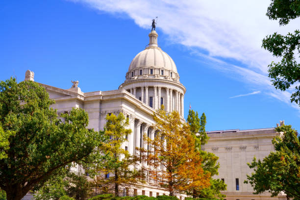 oklahoma state capitol - oklahoma city oklahoma city urban scene stock-fotos und bilder