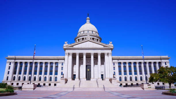 oklahoma state capitol - flag of oklahoma stock-fotos und bilder