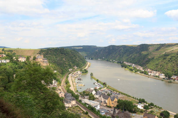 river rhine gorge panorama with rheinfels castle in st. goar, germany - rheinfels imagens e fotografias de stock