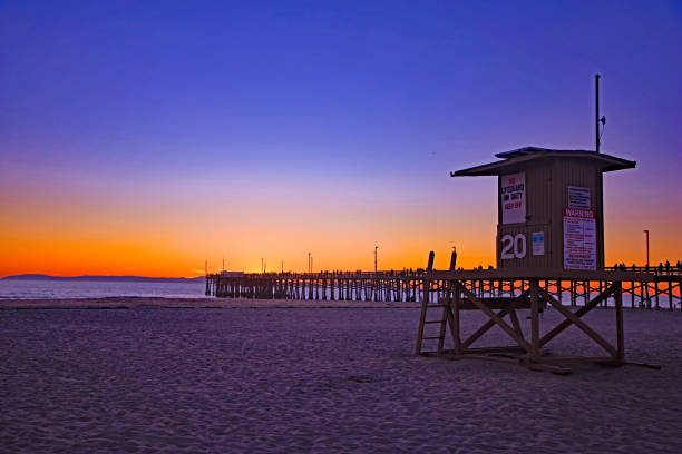 sonnenuntergang am strand  - lifeguard orange nature beach stock-fotos und bilder