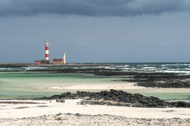 hermoso paisaje con faro de tostón, el cotillo, fuerteventura islas canarias, cielo con nubes - el cotillo fotografías e imágenes de stock